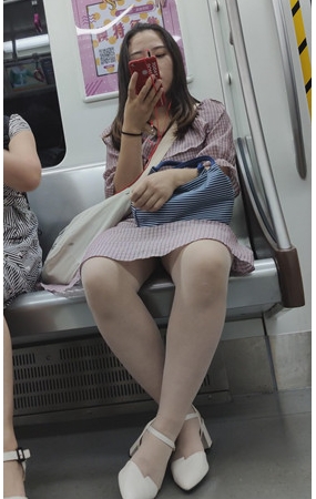 地铁上的肉丝美女