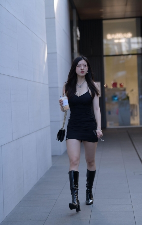 魅影黑色吊带裙小姐姐