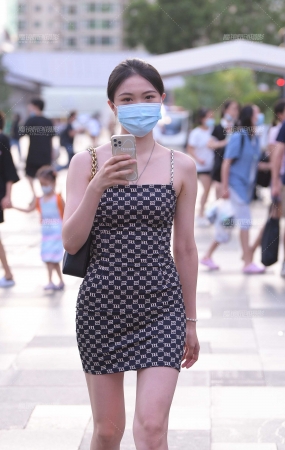 吊带裙美腿小姐姐