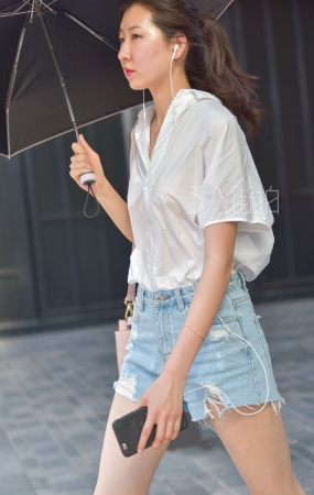 迎面走来的长腿热裤美女-15P