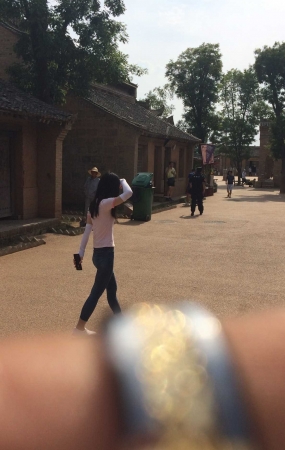 街拍大赛第三季—-翘臀七分牛仔裤