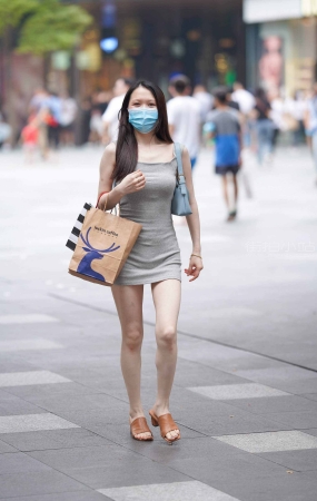 修身灰色短裙时尚美女