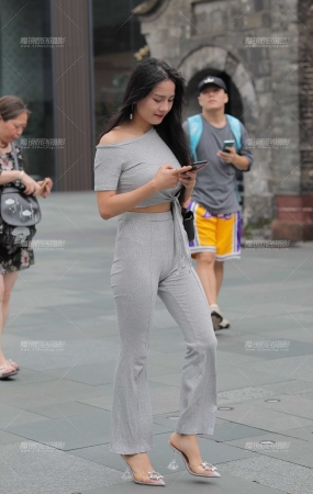 小姐姐身材不错