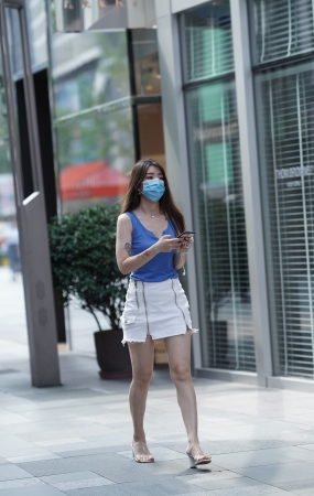 白裙美眉