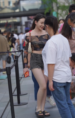 热裤美女