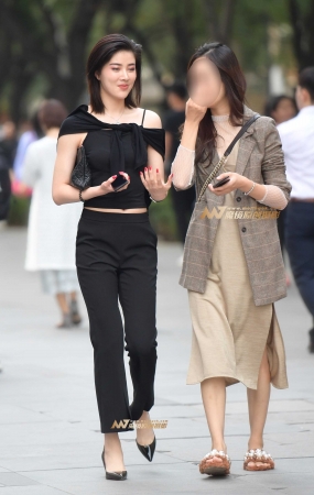 气质黑裤美女