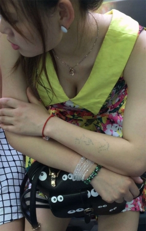 漂亮妹子波涛汹涌，胸器诱惑