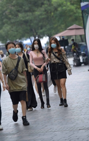街拍大长腿黑色牛仔裤美女