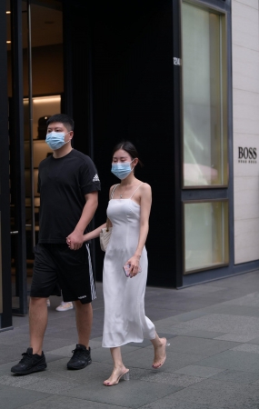 性感白色吊带裙