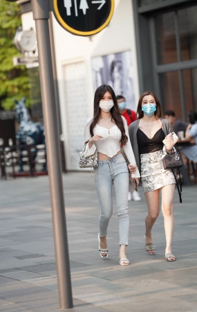 紧身牛仔裤白衣女孩 雍容雅步的气质