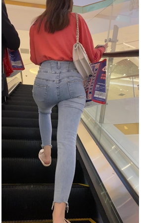漂亮的紧身高腰牛仔兔牙女孩