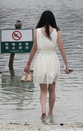 No1431 长发伴娘，露脚不是重点，擦脚的美姿才叫诱惑