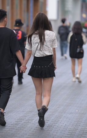 黑色短裙小姐姐