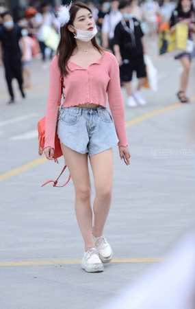 气质的粉色衣服小美女