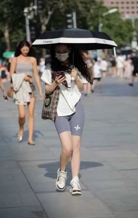 吹电扇的小姐姐