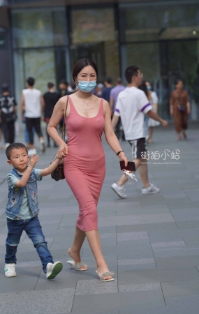 街拍粉色长裙辣妈