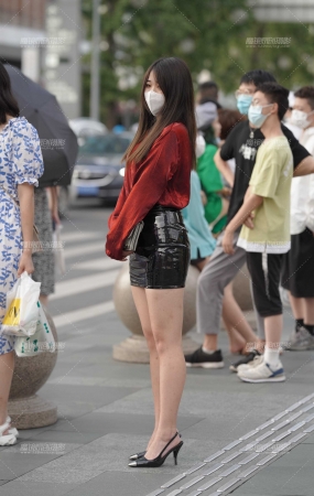 皮裙小美眉