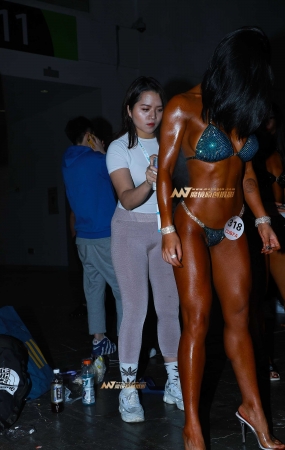 B65、专心涂油的性感紧身裤