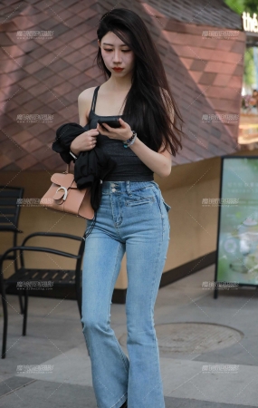 蓝色牛仔裤美女