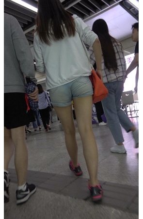 牛仔热裤妹子