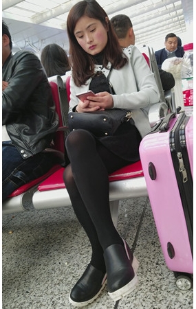 玩手机的黑丝妹子