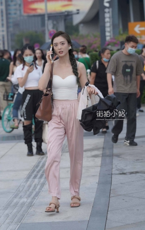 双马尾，粉色长裤