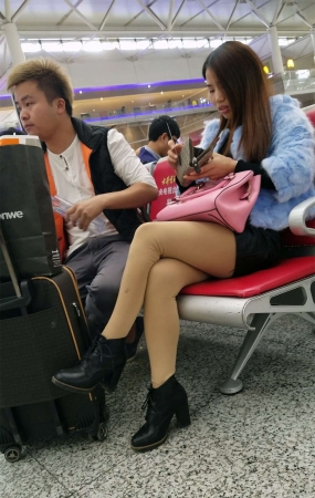 高铁站等车的肉色丝袜黑色紧绷短裤长发妹子