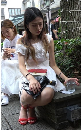 玩手机的小姐姐