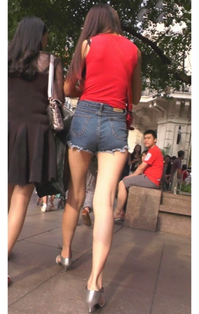 红衣长腿牛仔热裤美女