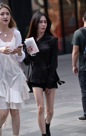 白白嫩嫩气质美女