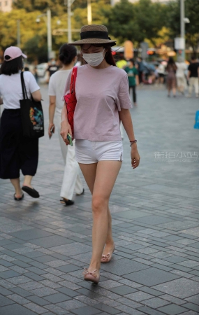 街拍白热牛小姐姐