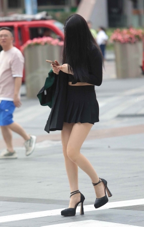 街拍短裙少妇