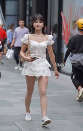 喜欢穿R丝的白裙女孩