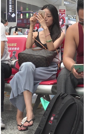 漂亮的美足小姐姐
