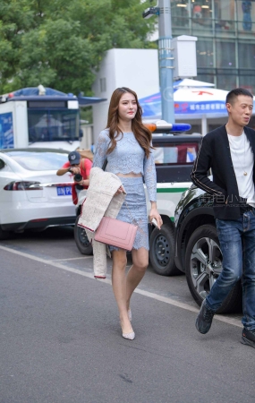 性感的镂空裙街拍美女