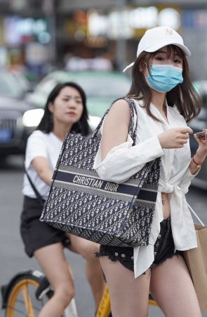热裤美眉