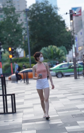 白色高腰热裤美女