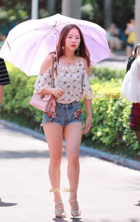 游乐场内的 热裤 凉高跟 淑女