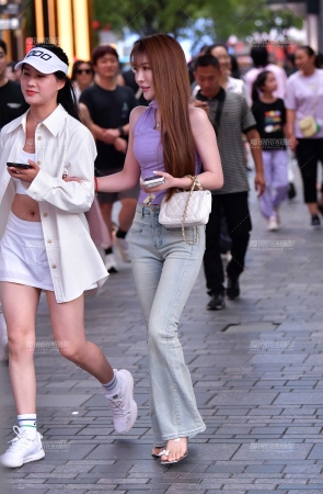 高挑漂亮牛仔裤美女