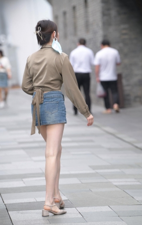 牛仔短裙美女