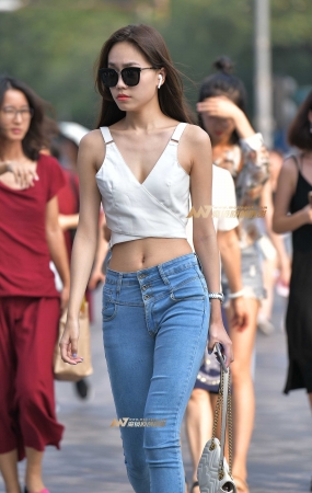 牛仔裤长腿美女