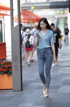 黑色短裤月牙妹子(78P)[2.08G/JPG]