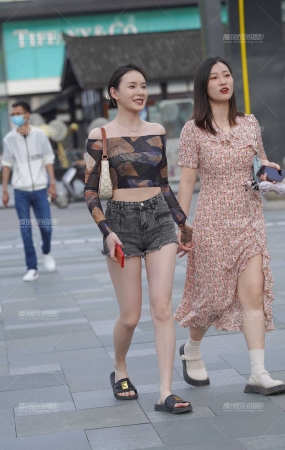 热裤美女