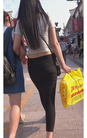 黑色紧身裤气质美女