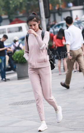 马尾姑娘被灰尘迷了眼，好有气质的一身打扮-14P