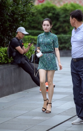 绿色短裙气质美女
