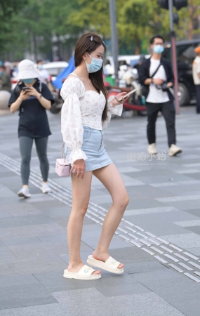 街拍小清新牛仔裙美女闺蜜