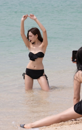 海边游玩的两大美女