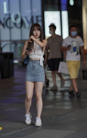 靓丽女孩超显身材