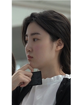 小姐姐的一双玉足白里透红相当粉嫩，人也漂亮 [3.04 GB/MP4]